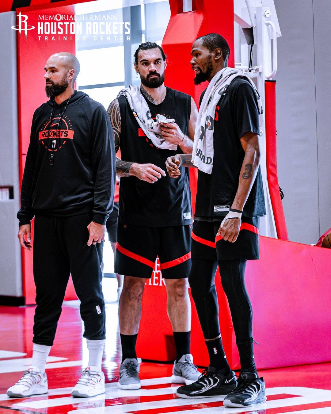 开云娱乐网站 -休斯敦火箭发布备战花絮，窗口期遗憾出局，CBA常规赛任务艰巨，团队化学反应显著(火箭目前仅两人仍在阵中)